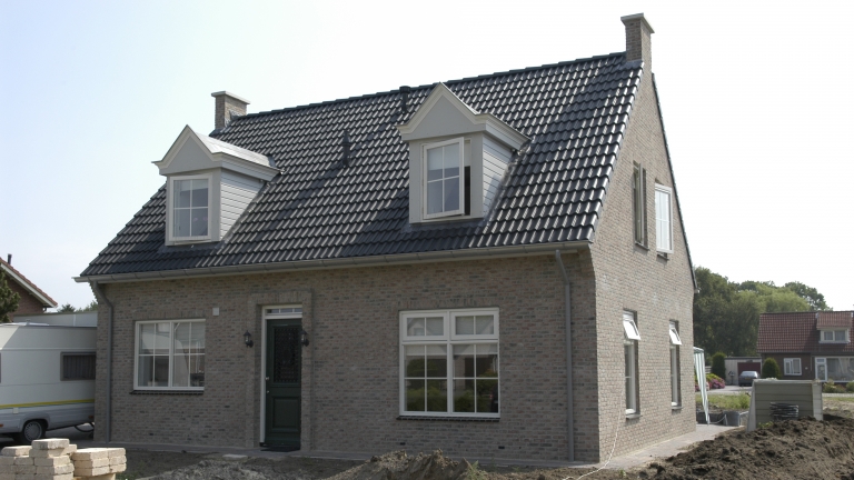 V077-008
