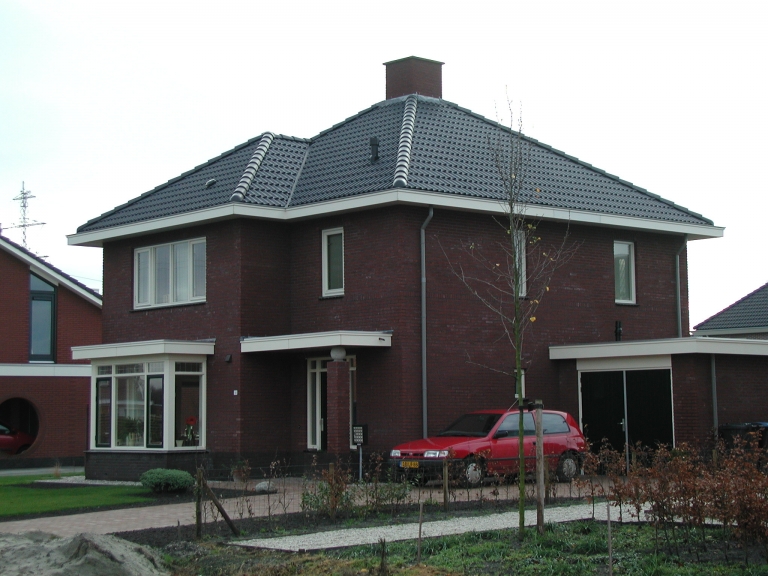 V081-002