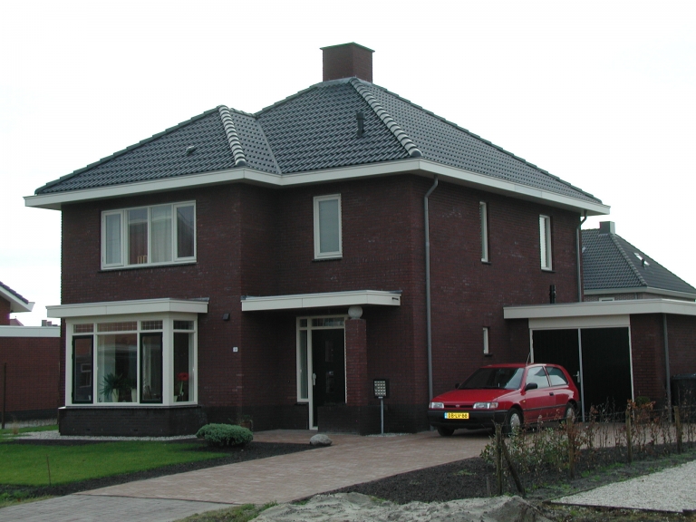 V081-002