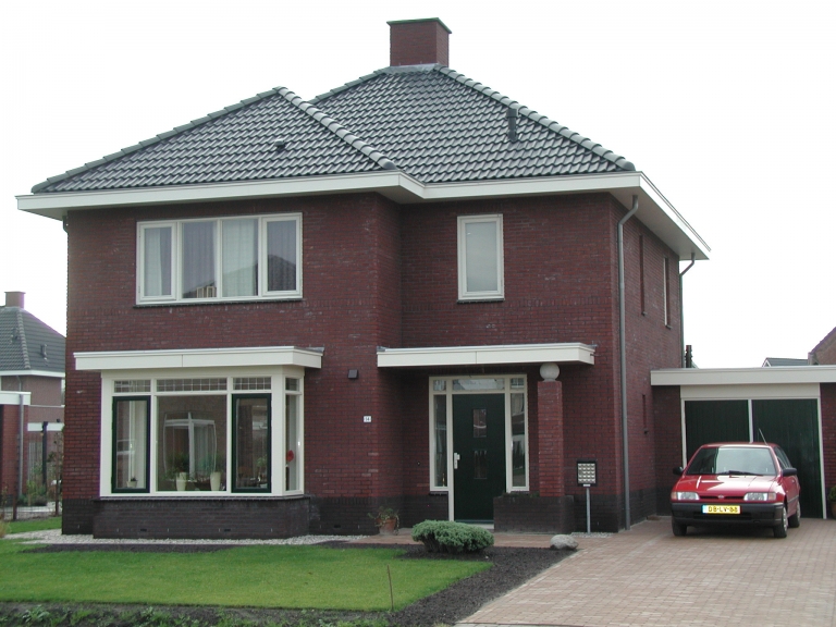 V081-002