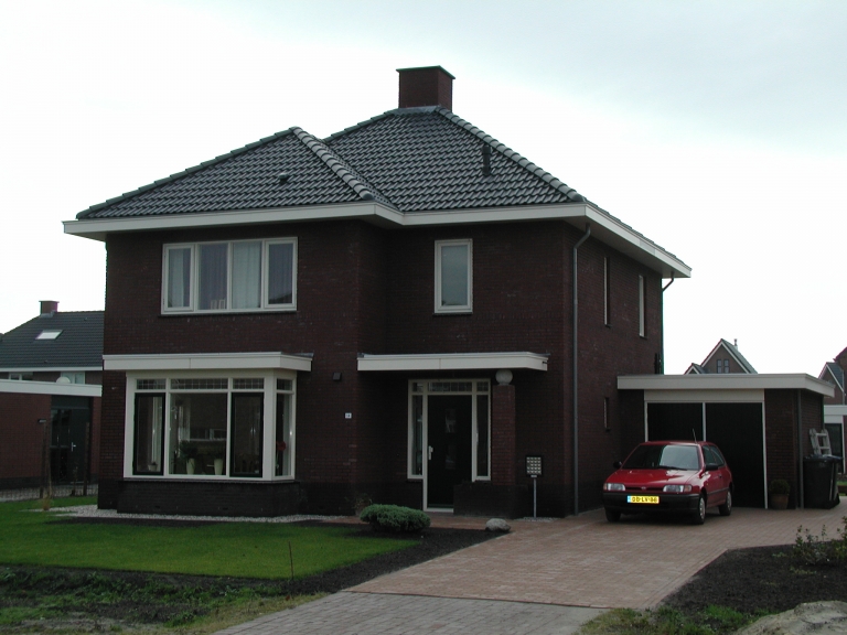 V081-002