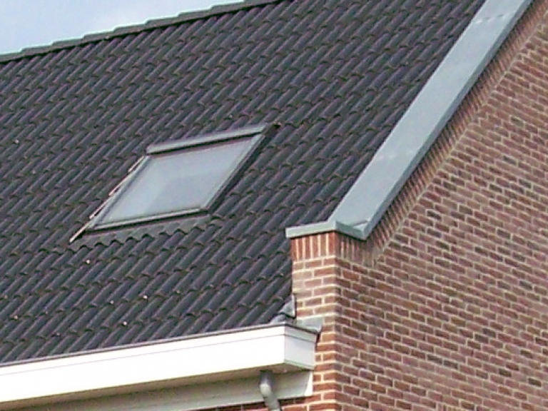 V09-077
