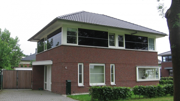 V084-004