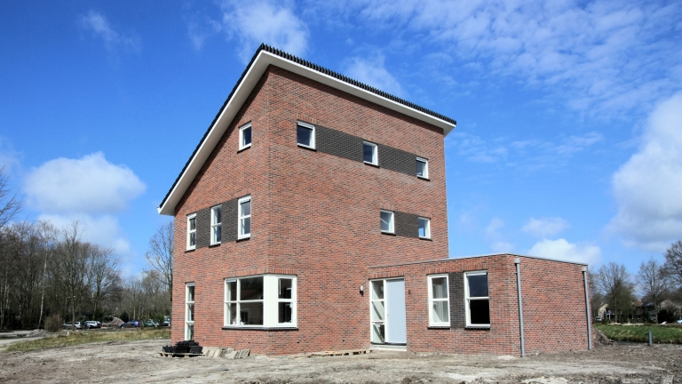 V09-037